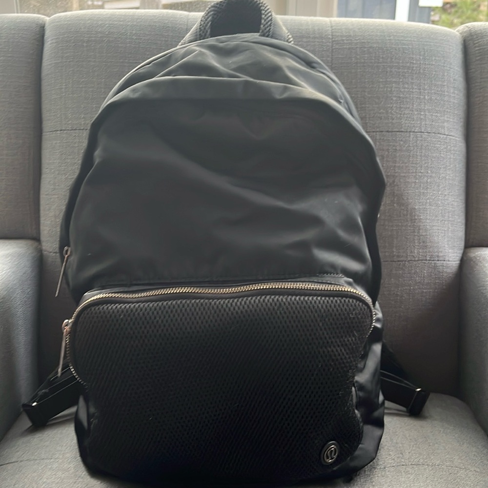 Lululemon Everywhere Backpack Mesh 17L
Black